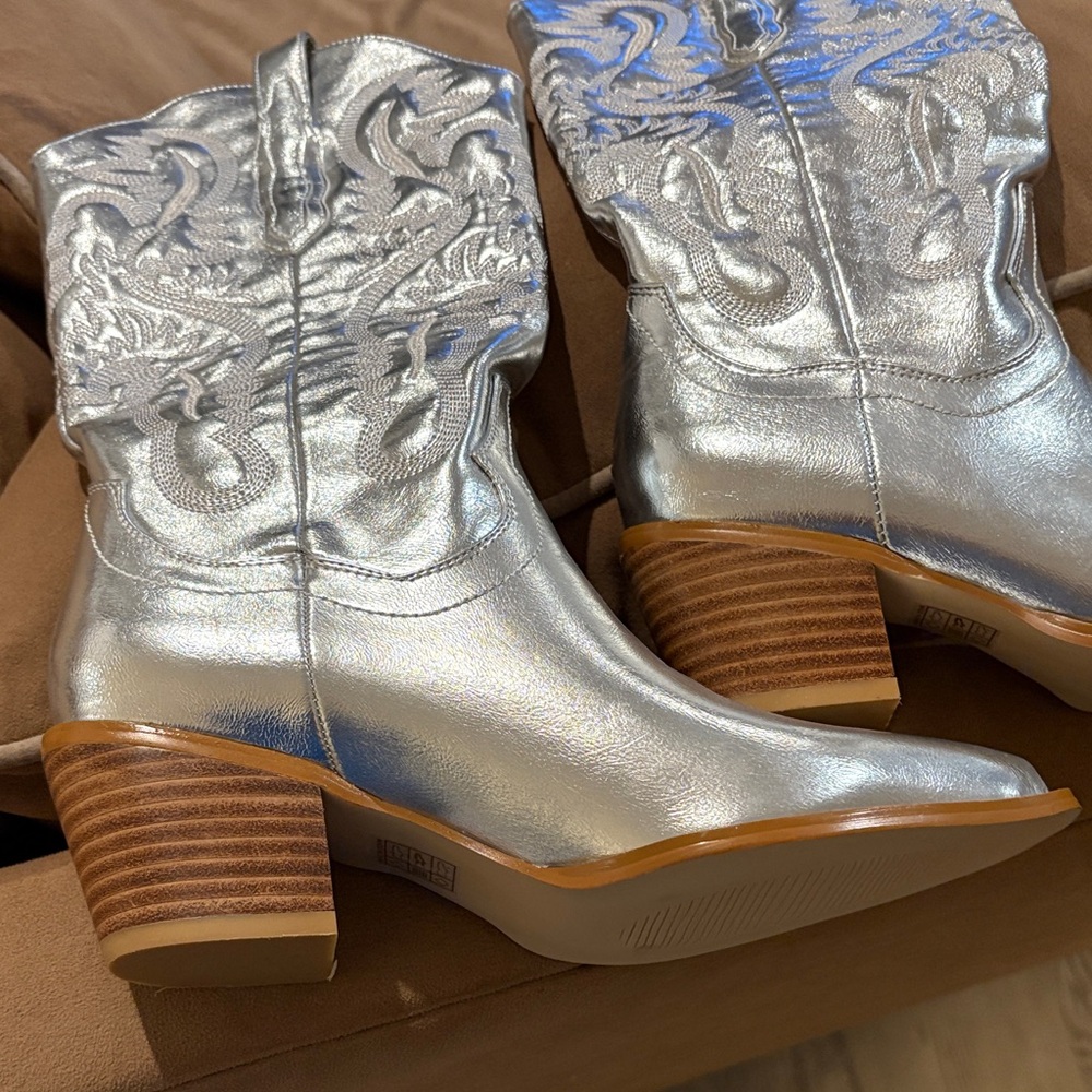 Women’s Metallic Silver Cowboy Boot -Man Made Window Sample Boot 10 read below